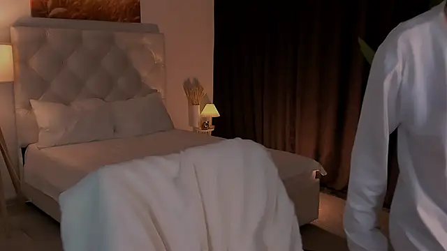 Snapshot of MiaCain chatting on 10.14.25 MiaCain online show from 10.14.25