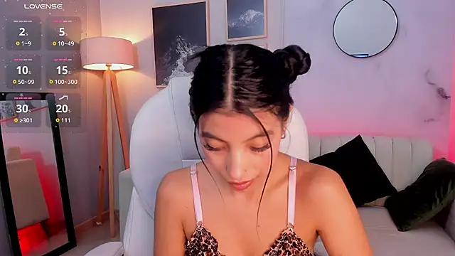 Tiffany Low online show from 02.02.26