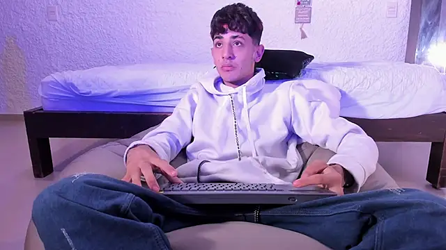 Snapshot of j_martony chatting on 10.01.25 j martony online show from 10.01.25