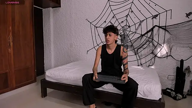 Snapshot of j_martony chatting on 11.01.25 j martony online show from 11.01.25