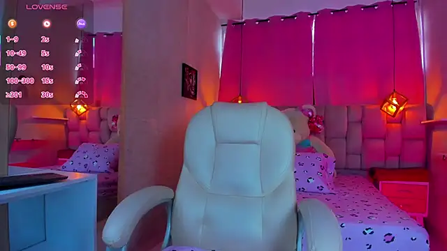 Snapshot of vagaro_ chatting on 12.16.25 vagaro online show from 12.16.25