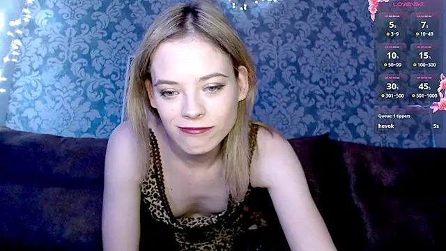 Snapshot of Kate__Loves chatting on 12.16.25 Kate Loves online show from 12.16.25