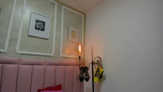 HoollyHendrix online show from 12.19.25