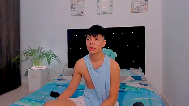 Snapshot of Zacktorres_ chatting on 10.04.25 Zacktorres online show from 10.04.25