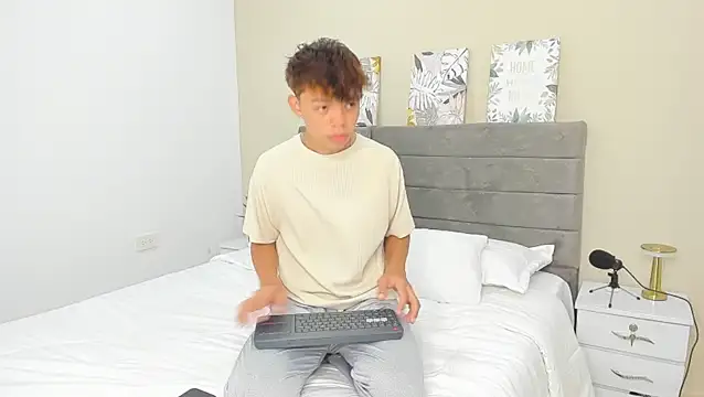 Snapshot of Zacktorres_ chatting on 12.16.25 Zacktorres online show from 12.16.25