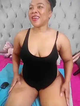 Snapshot of massive_booty25 chatting on 11.25.25 massive booty25 online show from 11.25.25