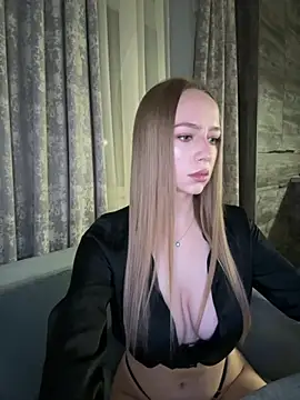 Snapshot of MissOyee chatting on 11.13.25 MissOyee online show from 11.13.25