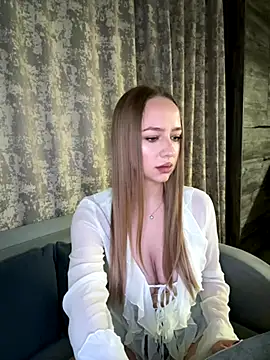 Snapshot of MissOyee chatting on 11.15.25 MissOyee online show from 11.15.25