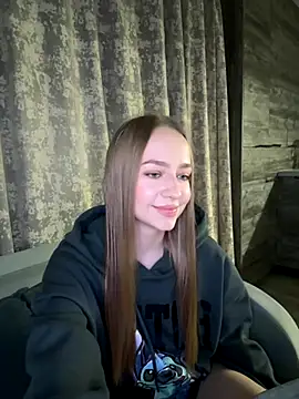 Snapshot of MissOyee chatting on 12.02.25 MissOyee online show from 12.02.25