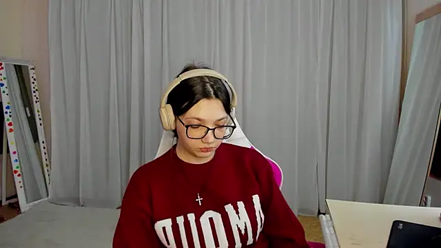 Snapshot of CarolKitty chatting on 11.04.25 CarolKitty online show from 11.04.25