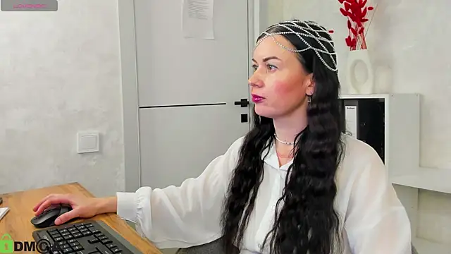 Stella Leon online show from 10.09.25