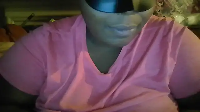 Snapshot of Ladypriry chatting on 10.05.25 Ladypriry online show from 10.05.25