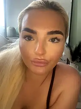 Snapshot of BelleXx chatting on 09.19.25 BelleXx online show from 09.19.25