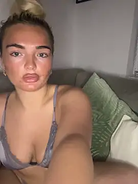 Snapshot of BelleXx chatting on 09.23.25 BelleXx online show from 09.23.25