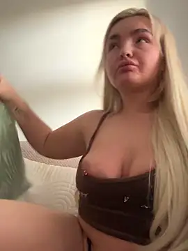 Snapshot of BelleXx chatting on 11.08.25 BelleXx online show from 11.08.25