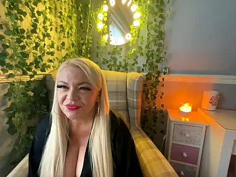 Snapshot of BonnyDesire chatting on 10.26.25 BonnyDesire online show from 10.26.25