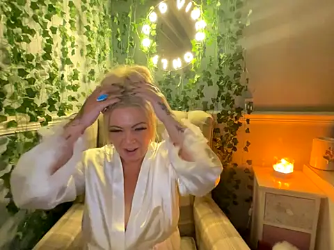 Snapshot of BonnyDesire chatting on 10.28.25 BonnyDesire online show from 10.28.25