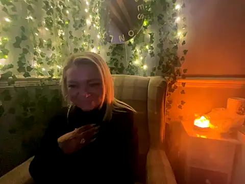 Snapshot of BonnyDesire chatting on 11.16.25 BonnyDesire online show from 11.16.25