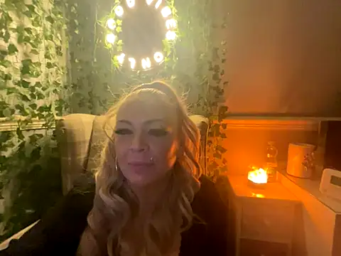 Snapshot of BonnyDesire chatting on 11.23.25 BonnyDesire online show from 11.23.25