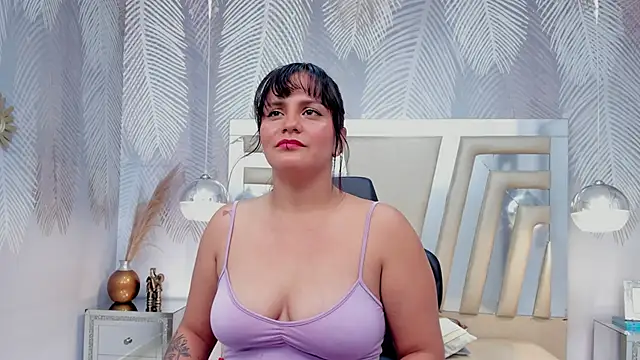 Snapshot of NattCurvy chatting on 09.18.25 NattCurvy online show from 09.18.25