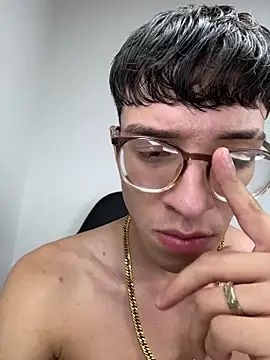 Snapshot of arthurdavies chatting on 12.16.25 arthurdavies online show from 12.16.25