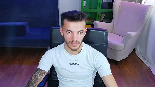 Snapshot of DominicValente chatting on 10.20.25 DominicValente online show from 10.20.25