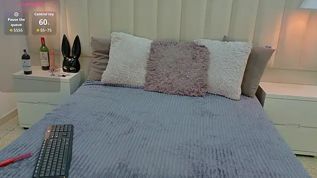 AteneaRoldan online show from 10.18.25