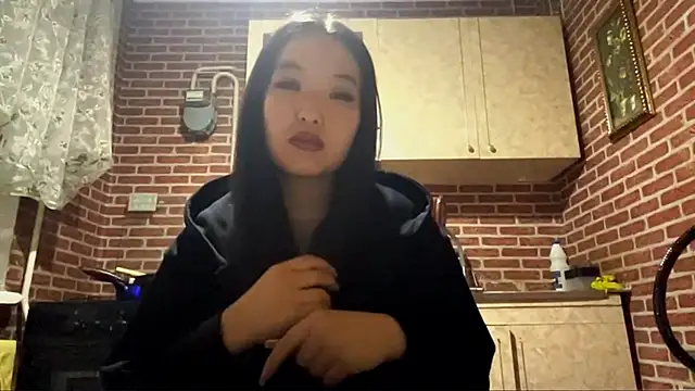 EmmaLeexth online show from 11.16.25