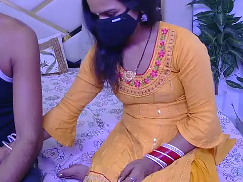 Snapshot of Lovelyy-couple chatting on 10.15.25 Lovelyy-couple online show from 10.15.25