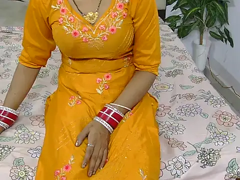 Snapshot of Lovelyy-couple chatting on 10.22.25 Lovelyy-couple online show from 10.22.25