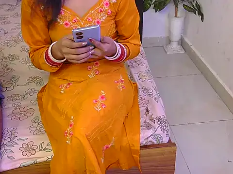 Snapshot of Lovelyy-couple chatting on 11.19.25 Lovelyy-couple online show from 11.19.25