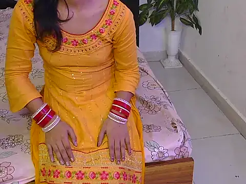 Snapshot of Lovelyy-couple chatting on 11.21.25 Lovelyy-couple online show from 11.21.25