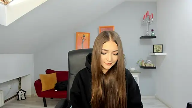 Snapshot of EllaClarke chatting on 10.19.25 EllaClarke online show from 10.19.25