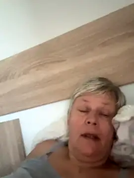 Snapshot of VyC7564 chatting on 10.28.25 VyC7564 online show from 10.28.25