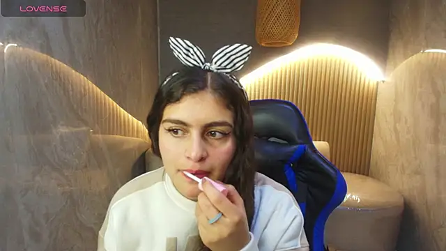 Snapshot of dany_r_ chatting on 10.07.25 dany r online show from 10.07.25