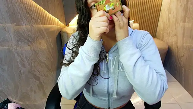 Snapshot of dany_r_ chatting on 10.29.25 dany r online show from 10.29.25