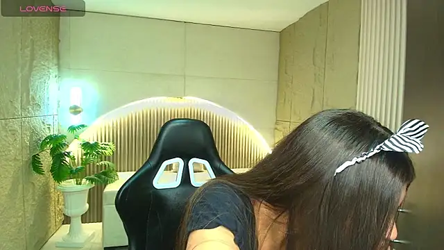 Snapshot of dany_r_ chatting on 11.18.25 dany r online show from 11.18.25