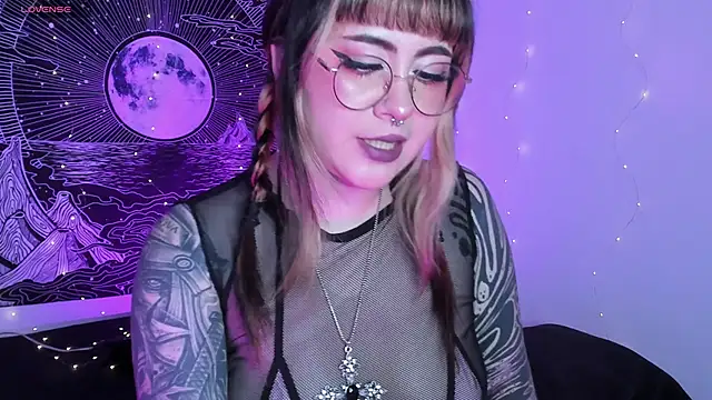 Snapshot of Hallucigenia_ chatting on 12.04.25 Hallucigenia online show from 12.04.25