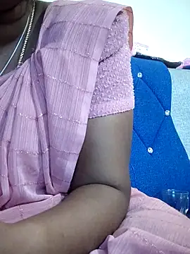 Snapshot of sweetqueen143 chatting on 10.03.25 sweetqueen143 online show from 10.03.25