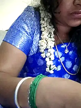 Snapshot of sweetqueen143 chatting on 10.06.25 sweetqueen143 online show from 10.06.25