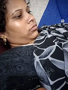 Snapshot of sweetqueen143 chatting on 10.10.25 sweetqueen143 online show from 10.10.25