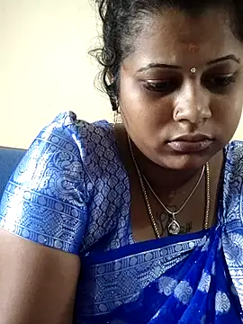 Snapshot of sweetqueen143 chatting on 10.15.25 sweetqueen143 online show from 10.15.25