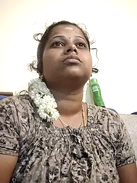 Snapshot of sweetqueen143 chatting on 10.15.25 sweetqueen143 online show from 10.15.25