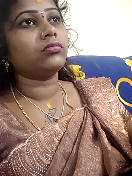 Snapshot of sweetqueen143 chatting on 10.21.25 sweetqueen143 online show from 10.21.25