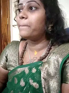 Snapshot of sweetqueen143 chatting on 10.22.25 sweetqueen143 online show from 10.22.25