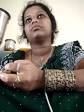 Snapshot of sweetqueen143 chatting on 10.29.25 sweetqueen143 online show from 10.29.25