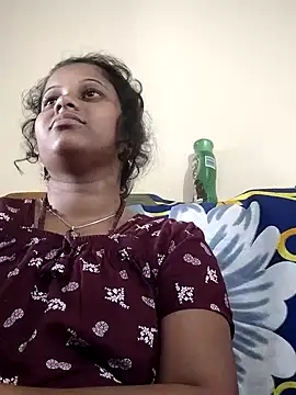 Snapshot of sweetqueen143 chatting on 11.07.25 sweetqueen143 online show from 11.07.25