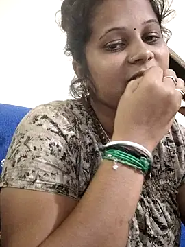 Snapshot of sweetqueen143 chatting on 11.17.25 sweetqueen143 online show from 11.17.25