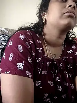 Snapshot of sweetqueen143 chatting on 11.19.25 sweetqueen143 online show from 11.19.25