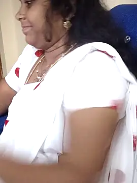 Snapshot of sweetqueen143 chatting on 11.22.25 sweetqueen143 online show from 11.22.25